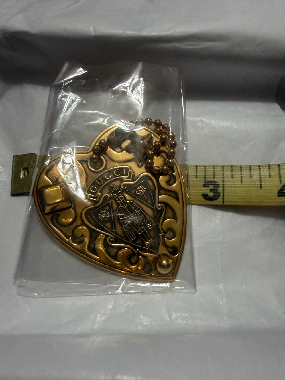 Vintage Gucci Gold Heart Pendant Keychain with Engraved Crest - Picture 3 of 7
